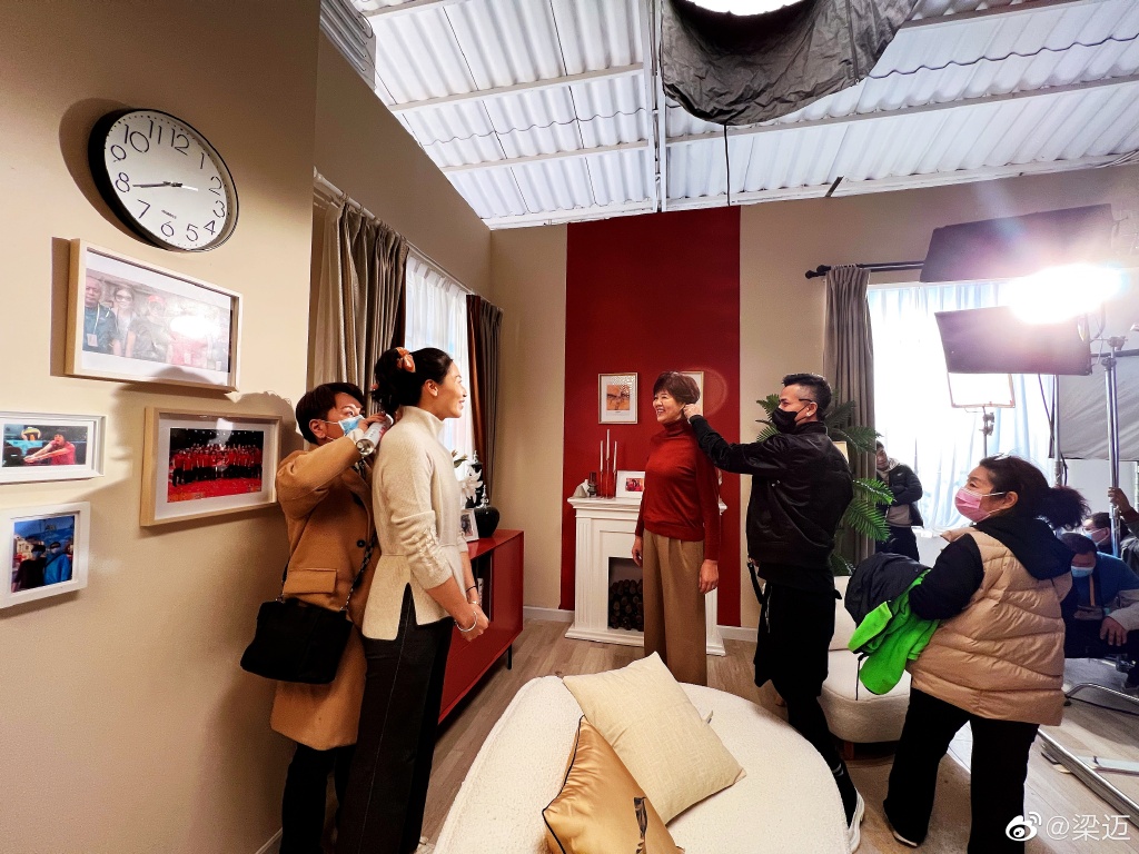 女排前队长全家合影郎平!祖孙三代笑容灿烂,奥运冠军办退役手续休闲区蓝鸢梦想 - Www.slyday.coM 女排前队长全家合影郎平!祖孙三代笑容灿烂,奥运冠军办退役手续休闲区蓝鸢梦想 - Www.slyday.coM