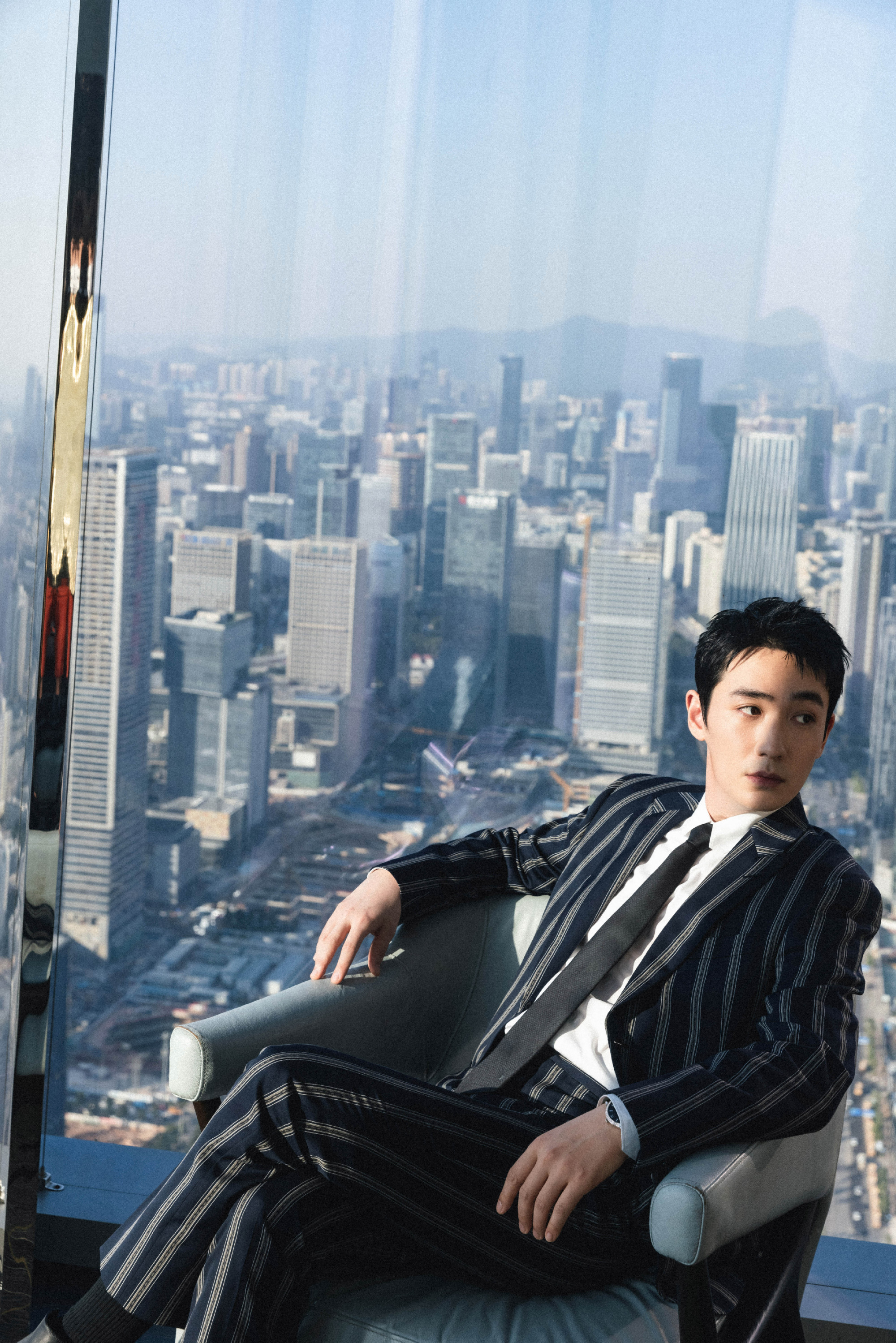 朱一龙晚会造型条纹西装look好帅呐侧颜精致