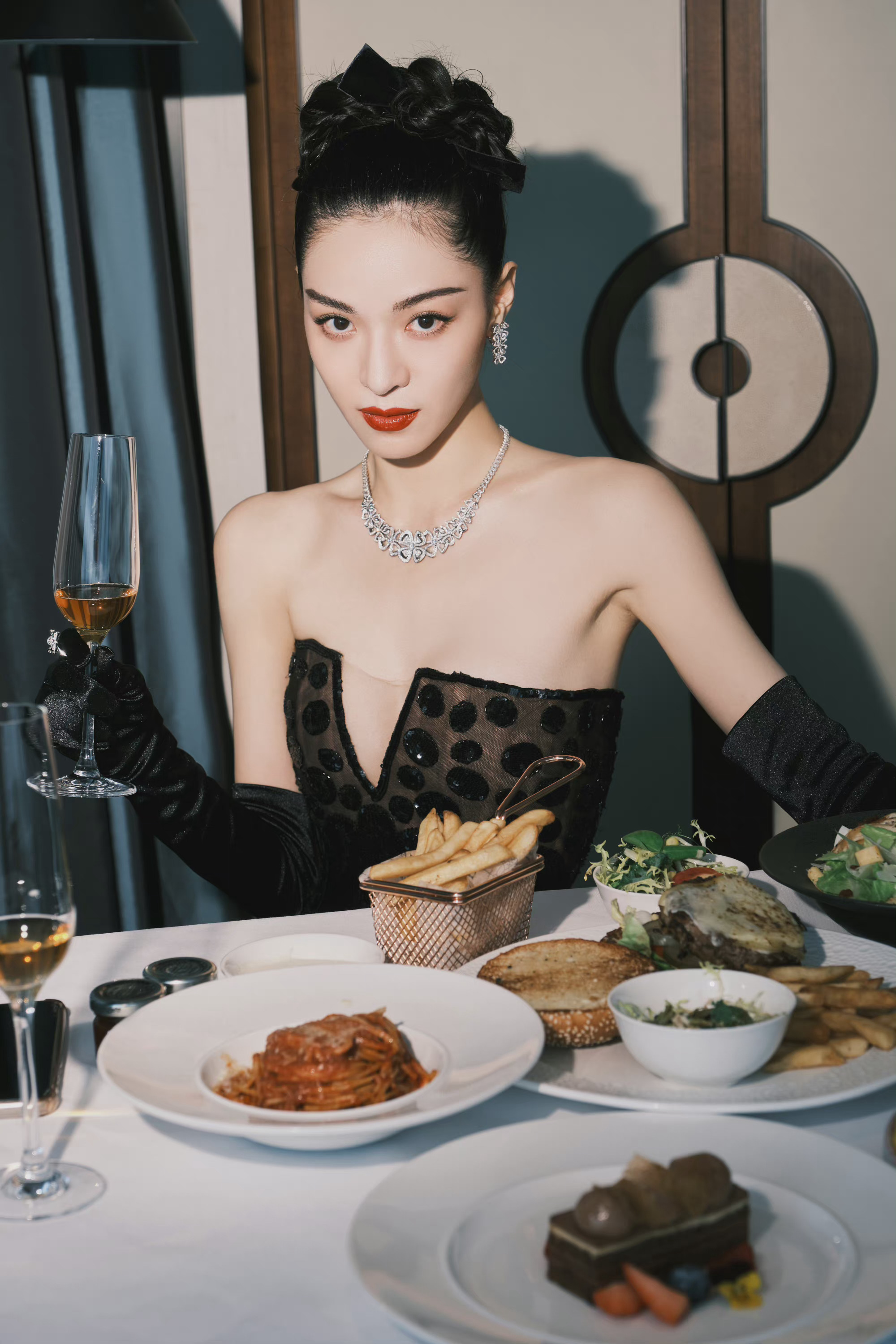 钟楚曦时尚芭莎晚宴造型图 黑白波点鱼尾裙性感优雅,氛围感拉满!