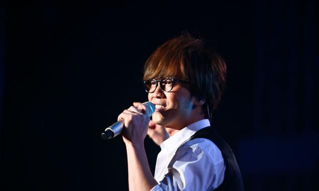 谁说他被时代抛弃?周传雄演唱会粉丝大合唱,当初凭什么被淘汰?休闲区蓝鸢梦想 - Www.slyday.coM 谁说他被时代抛弃?周传雄演唱会粉丝大合唱,当初凭什么被淘汰?休闲区蓝鸢梦想 - Www.slyday.coM