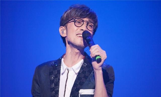 谁说他被时代抛弃?周传雄演唱会粉丝大合唱,当初凭什么被淘汰?休闲区蓝鸢梦想 - Www.slyday.coM 谁说他被时代抛弃?周传雄演唱会粉丝大合唱,当初凭什么被淘汰?休闲区蓝鸢梦想 - Www.slyday.coM