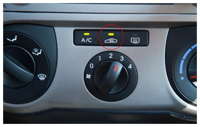 以前的手动空调内外循环切换是机械式的,需要把拨杆向两边来回拨,空调