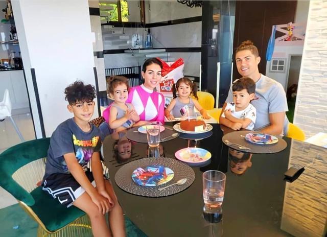 C罗为四女儿庆祝生日,贴上童年对比照,就像一个模子刻出来的休闲区蓝鸢梦想 - Www.slyday.coM C罗为四女儿庆祝生日,贴上童年对比照,就像一个模子刻出来的休闲区蓝鸢梦想 - Www.slyday.coM