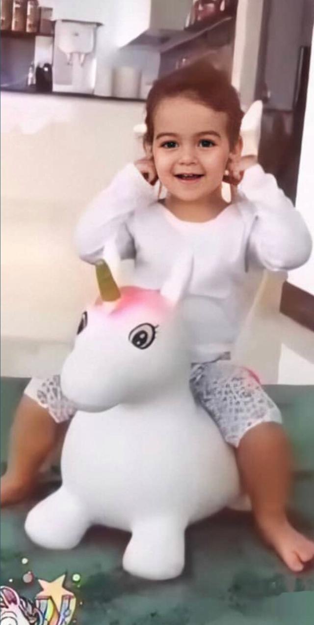 C罗为四女儿庆祝生日,贴上童年对比照,就像一个模子刻出来的休闲区蓝鸢梦想 - Www.slyday.coM C罗为四女儿庆祝生日,贴上童年对比照,就像一个模子刻出来的休闲区蓝鸢梦想 - Www.slyday.coM