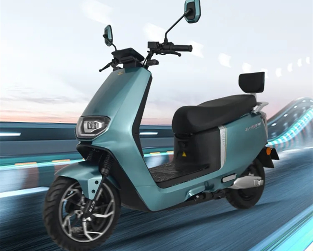 新大洲a18电动车评测:搭载72v23ah石墨烯二代电池,续航100公里