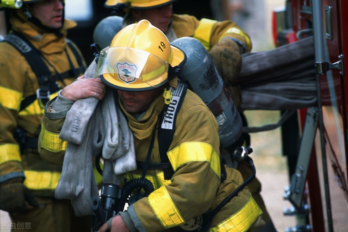 农二代消防员救人牺牲,俩疑点:为何没安全措施,被救人要赔偿吗休闲区蓝鸢梦想 - Www.slyday.coM 农二代消防员救人牺牲,俩疑点:为何没安全措施,被救人要赔偿吗休闲区蓝鸢梦想 - Www.slyday.coM