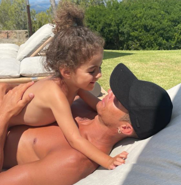 C罗为四女儿庆祝生日,贴上童年对比照,就像一个模子刻出来的休闲区蓝鸢梦想 - Www.slyday.coM C罗为四女儿庆祝生日,贴上童年对比照,就像一个模子刻出来的休闲区蓝鸢梦想 - Www.slyday.coM