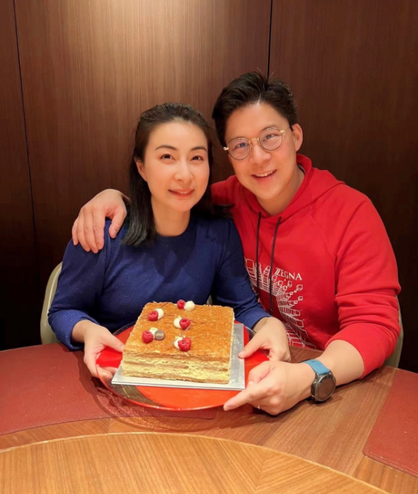 霍启刚携妻听音乐会庆结婚9周年,郭晶晶不忘母亲生日晒照似姐妹休闲区蓝鸢梦想 - Www.slyday.coM 霍启刚携妻听音乐会庆结婚9周年,郭晶晶不忘母亲生日晒照似姐妹休闲区蓝鸢梦想 - Www.slyday.coM