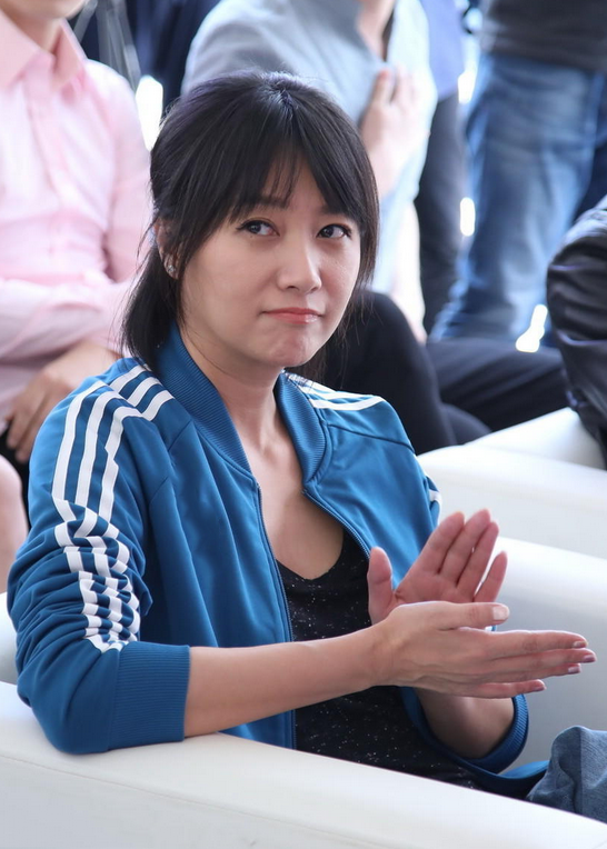 徐静蕾47岁这状态太棒了,穿运动服配吊带,年近五十却像个大学生|徐静