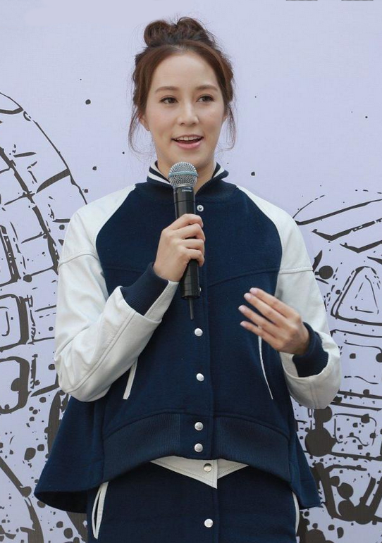 徐子淇瘦了气质大变穿棒球服配丸子头活力似少女贵妇范全无