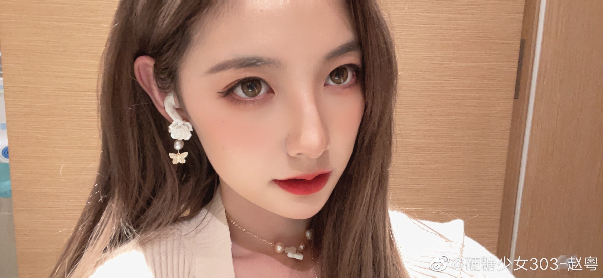 赵粤晒长发自拍九宫格精致可爱各种风格都可以驾驭