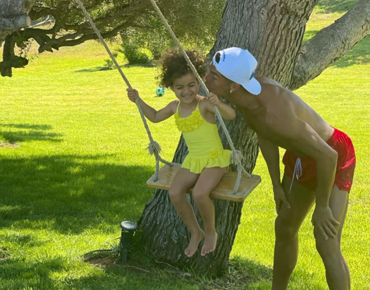 C罗为四女儿庆祝生日,贴上童年对比照,就像一个模子刻出来的休闲区蓝鸢梦想 - Www.slyday.coM C罗为四女儿庆祝生日,贴上童年对比照,就像一个模子刻出来的休闲区蓝鸢梦想 - Www.slyday.coM