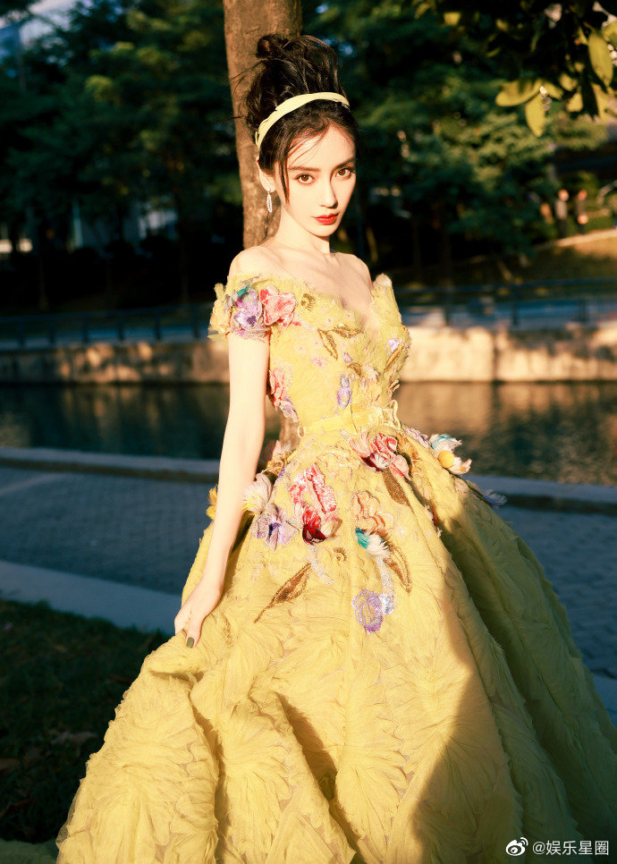 angelababy亮相芭莎慈善夜baby的肩背线条真的太美了