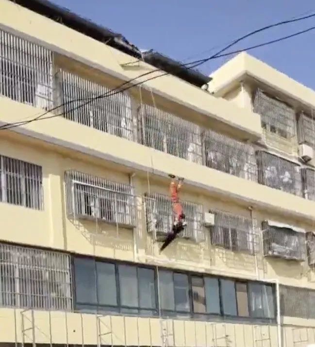 农二代消防员救人牺牲,俩疑点:为何没安全措施,被救人要赔偿吗休闲区蓝鸢梦想 - Www.slyday.coM 农二代消防员救人牺牲,俩疑点:为何没安全措施,被救人要赔偿吗休闲区蓝鸢梦想 - Www.slyday.coM