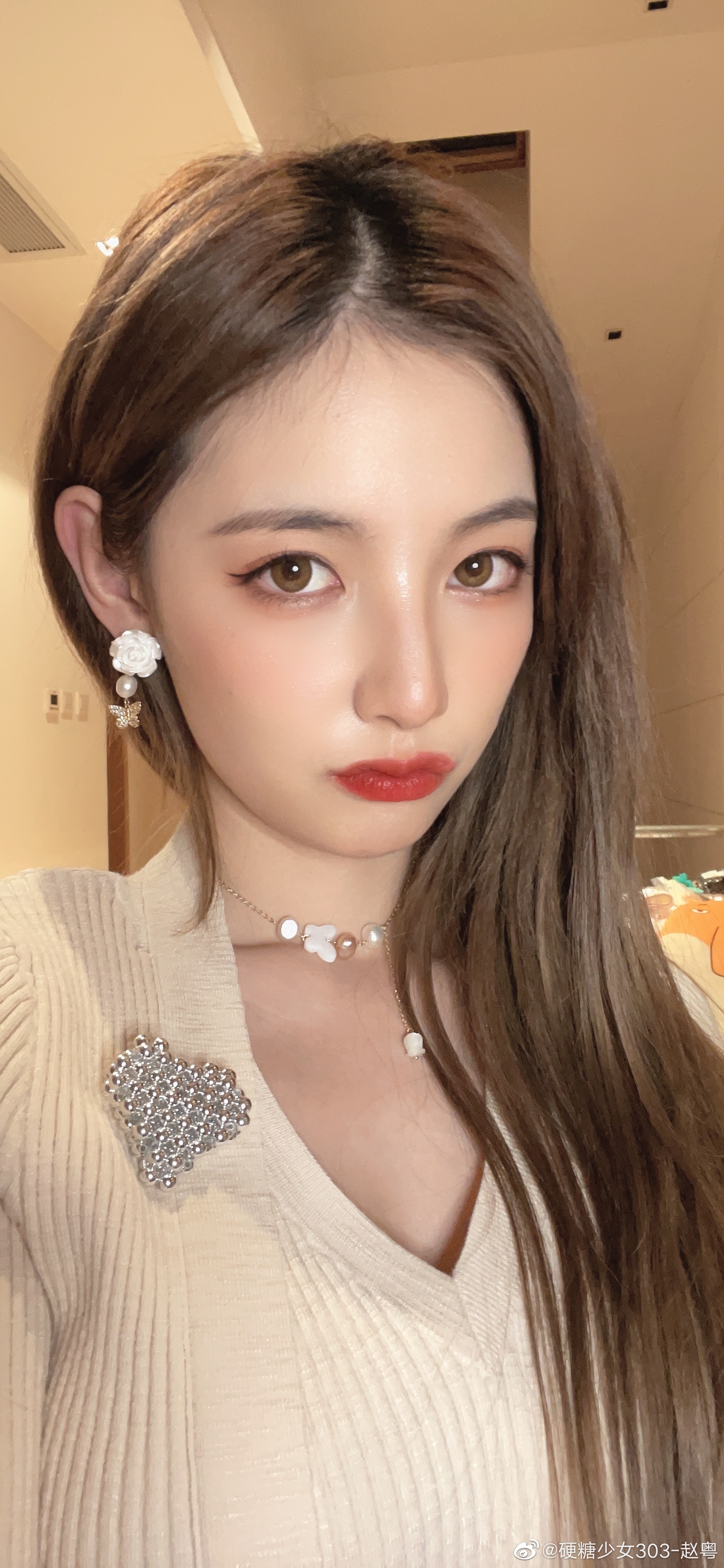 赵粤晒长发自拍九宫格精致可爱各种风格都可以驾驭