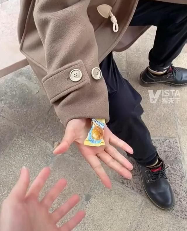 河南小伙准备“口红串”惊喜,一次送女友15支口红,别人家的男友休闲区蓝鸢梦想 - Www.slyday.coM