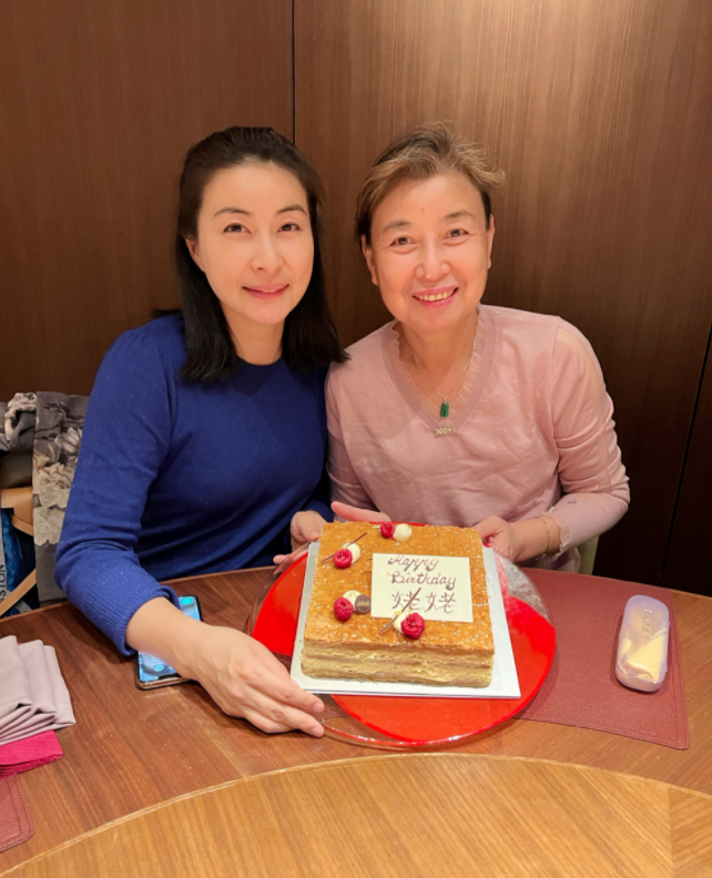 霍启刚携妻听音乐会庆结婚9周年,郭晶晶不忘母亲生日晒照似姐妹休闲区蓝鸢梦想 - Www.slyday.coM 霍启刚携妻听音乐会庆结婚9周年,郭晶晶不忘母亲生日晒照似姐妹休闲区蓝鸢梦想 - Www.slyday.coM