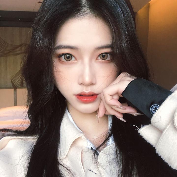 百万网红何丹彤入驻直播平台,欲与井川里予争夺虎牙一姐?