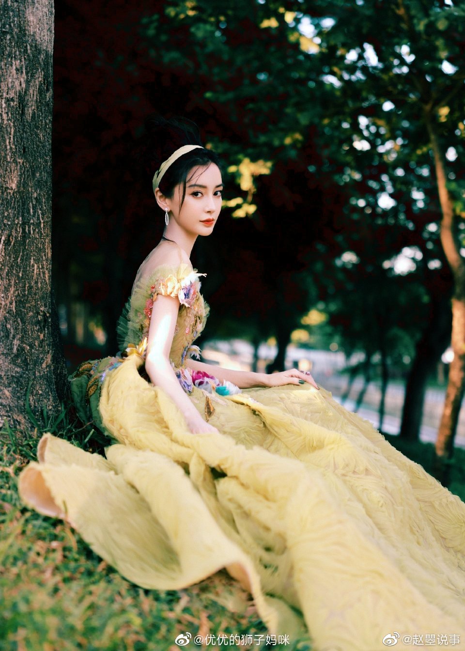 angelababy今晚身着绿色森系仙女裙出席时尚芭莎慈善夜