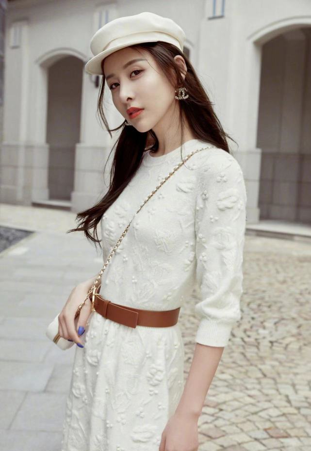 白色连衣裙继续解析,可以搭配贾青这一身配饰,满满的少女感|贾青|白色