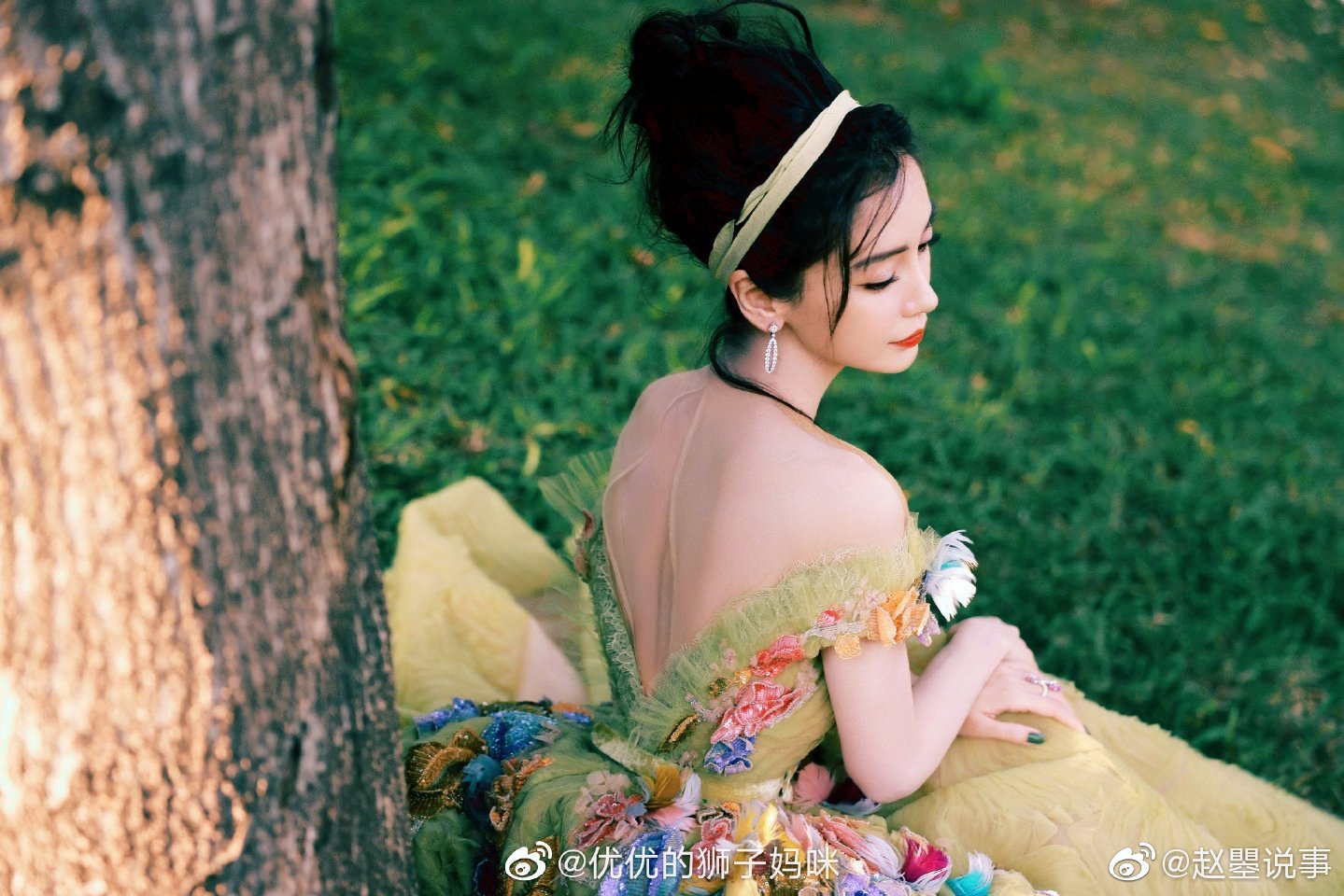 angelababy今晚身着绿色森系仙女裙出席时尚芭莎慈善夜