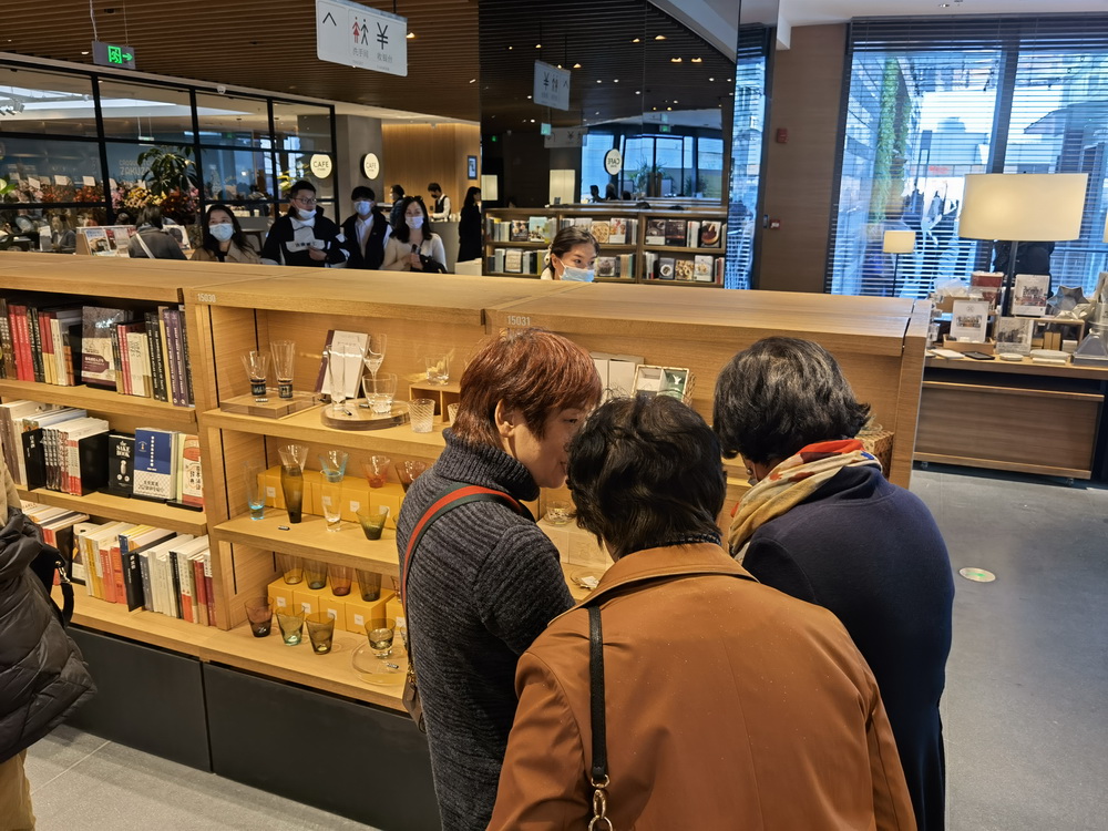 结伴来逛书店的姐妹们