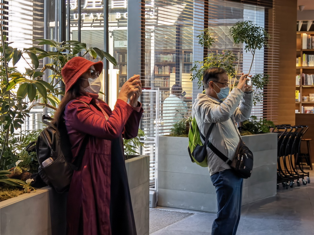 在日本文化区，日式餐具、器皿、摆件比书籍还受欢迎。