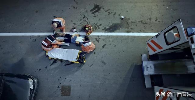 司机未拉紧手刹将自己撞成伤残，能理赔吗？法院判了！休闲区蓝鸢梦想 - Www.slyday.coM