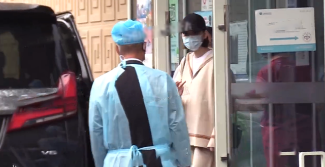 偶遇何猷君陪妈妈看画展，四太为照顾奚梦瑶坐月子，上海澳门两边跑休闲区蓝鸢梦想 - Www.slyday.coM