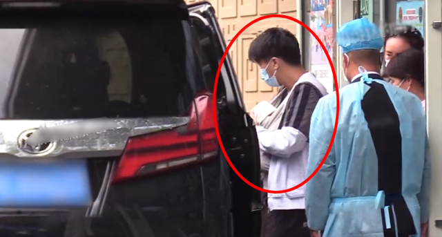 偶遇何猷君陪妈妈看画展，四太为照顾奚梦瑶坐月子，上海澳门两边跑休闲区蓝鸢梦想 - Www.slyday.coM