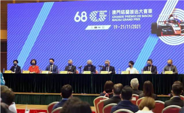 偶遇何猷君陪妈妈看画展，四太为照顾奚梦瑶坐月子，上海澳门两边跑休闲区蓝鸢梦想 - Www.slyday.coM