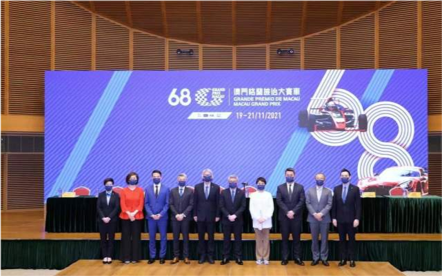 偶遇何猷君陪妈妈看画展，四太为照顾奚梦瑶坐月子，上海澳门两边跑休闲区蓝鸢梦想 - Www.slyday.coM