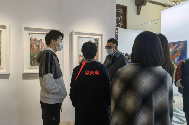 偶遇何猷君陪妈妈看画展，四太为照顾奚梦瑶坐月子，上海澳门两边跑休闲区蓝鸢梦想 - Www.slyday.coM