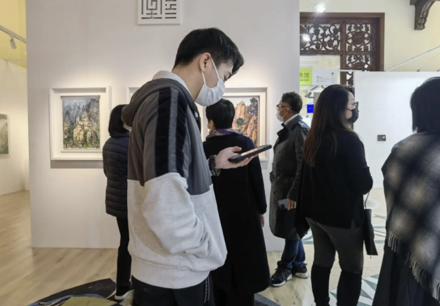 偶遇何猷君陪妈妈看画展，四太为照顾奚梦瑶坐月子，上海澳门两边跑休闲区蓝鸢梦想 - Www.slyday.coM