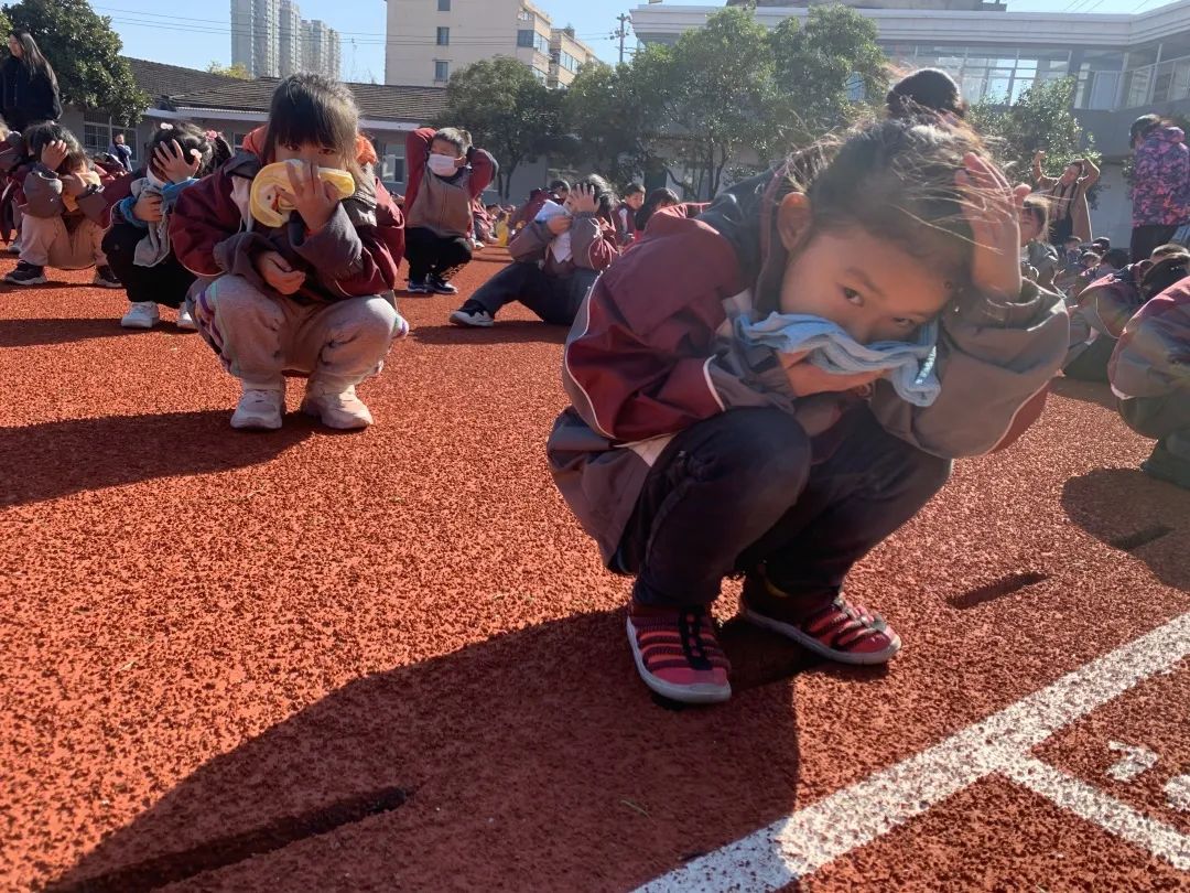 校园新闻消防演练拉起心中防火线西善桥中心小学开展消防应急疏散演练