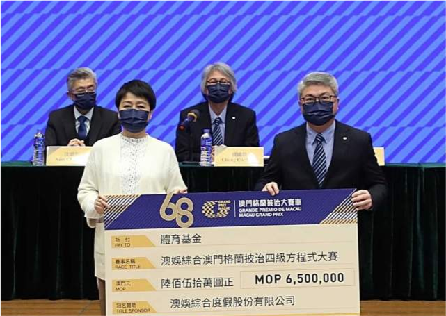 偶遇何猷君陪妈妈看画展，四太为照顾奚梦瑶坐月子，上海澳门两边跑休闲区蓝鸢梦想 - Www.slyday.coM