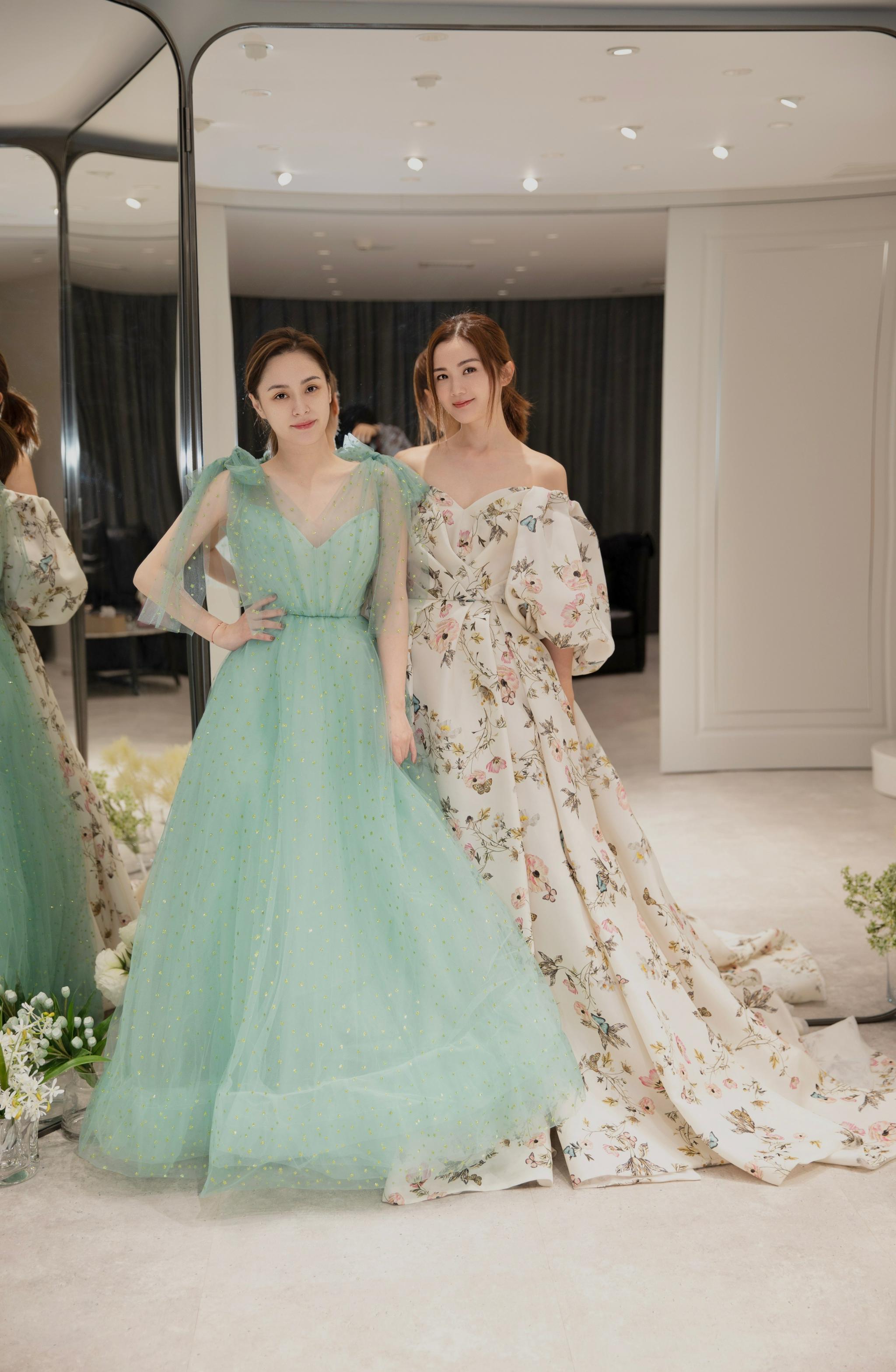 twins"慈善芭莎夜"合体 穿闺蜜礼服出席活动感情好