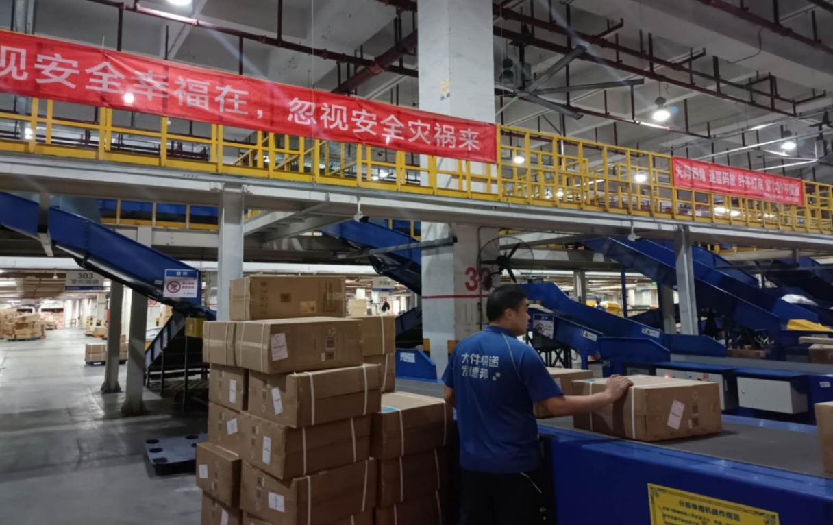 现场所见,已经是一片繁忙景象,一辆辆德邦物流的大货车穿梭仓库卸货装