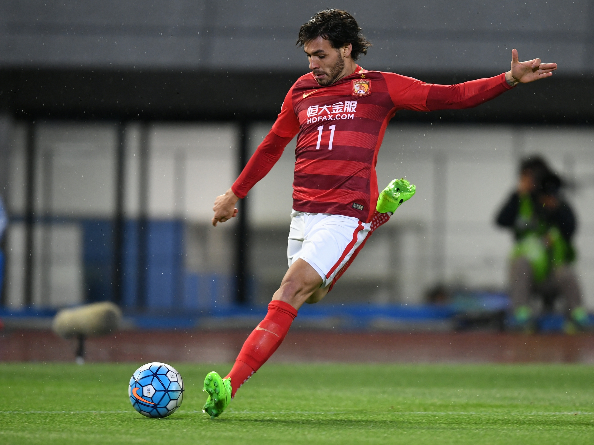 体坛联播|高拉特成广州离队第一人,速滑高亭宇波兰站夺冠|高拉特_新浪