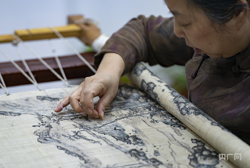 张小红进行夏布绣作品创作(央广网发 赵春亮 摄)