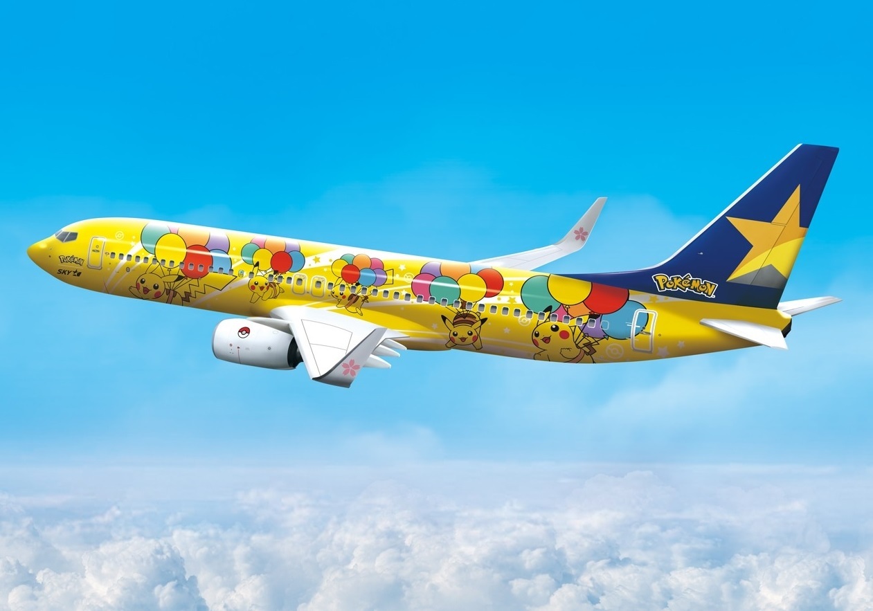 特色航班机皮卡丘主题产品机舱内座椅枕饰也将是类似飞机外壳的图案