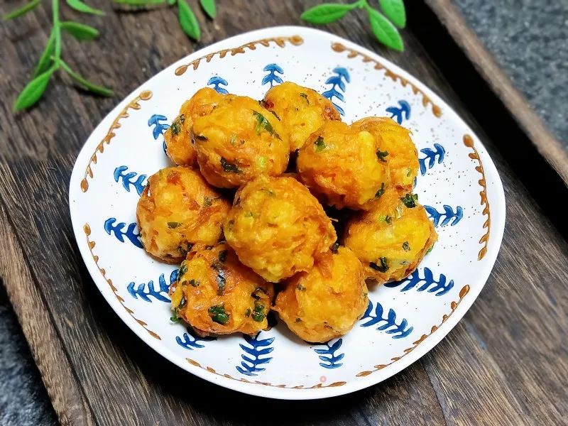 美食素炸胡萝卜丸子松软可口比肉丸子都好吃