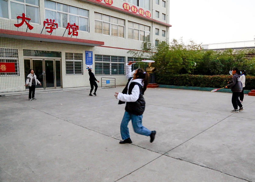 坐标新密！直击疫情下3所学校的校园生活，这里的师生安好！休闲区蓝鸢梦想 - Www.slyday.coM