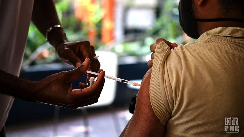 △2021年11月,委内瑞拉加拉加斯,当地民众接种中国新冠疫苗。(图/视觉中国)