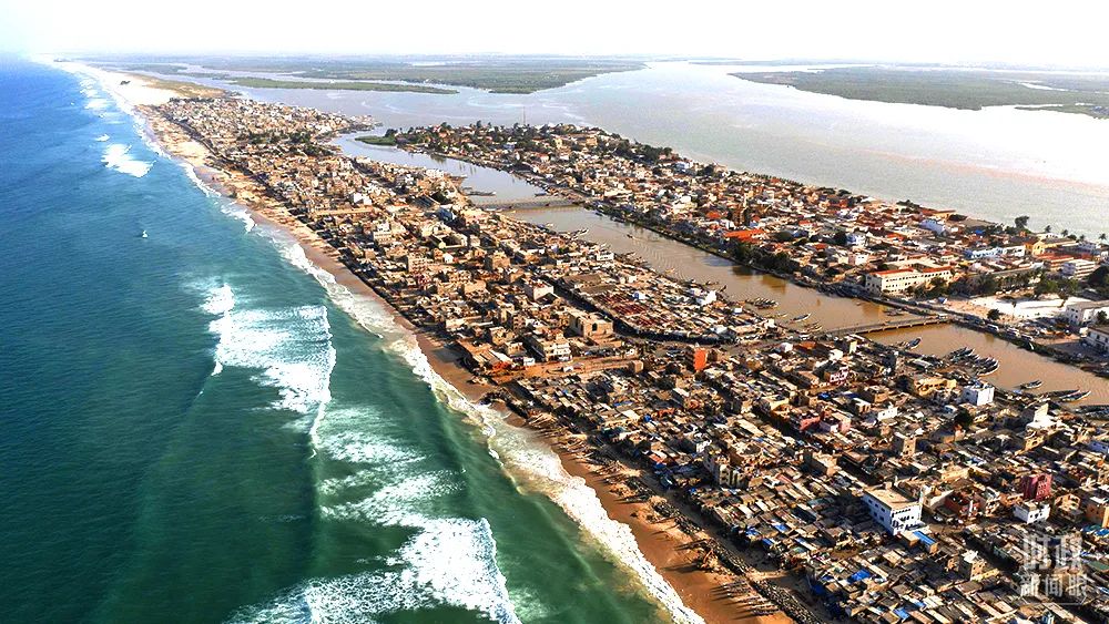△2021年11月,塞内加尔圣路易斯,位于塞内加尔河顶部和大西洋海滩之间的房屋受到海浪侵蚀。专家表示主要原因是全球变暖导致海平面上升。(图/视觉中国)