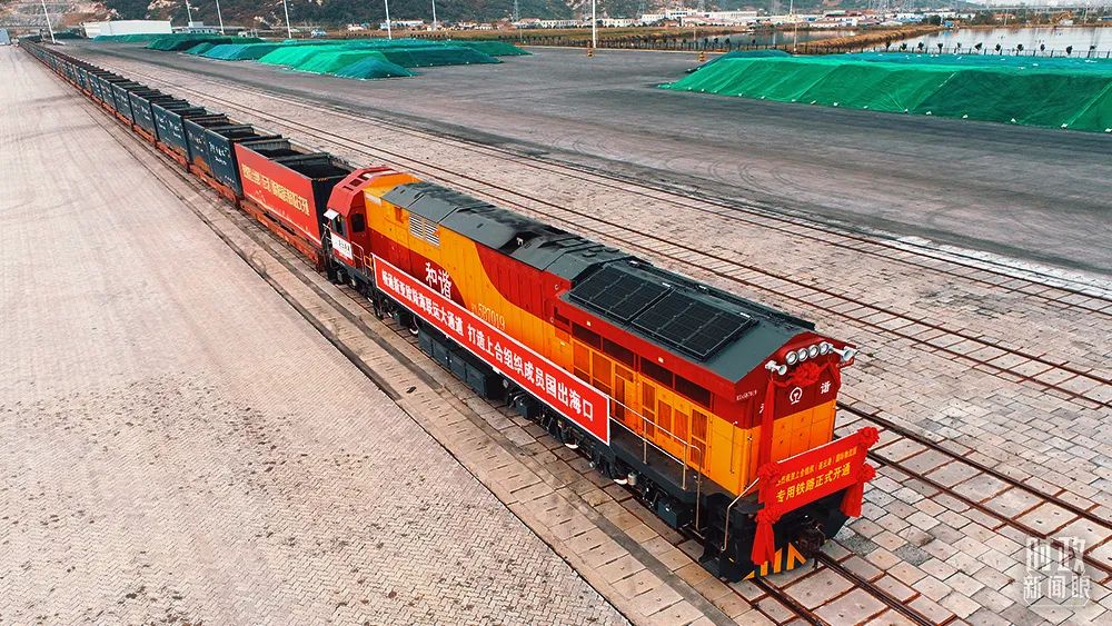 △2021年10月,江苏连云港,上合组织国际物流园专用铁路正式开通。(图/视觉中国)