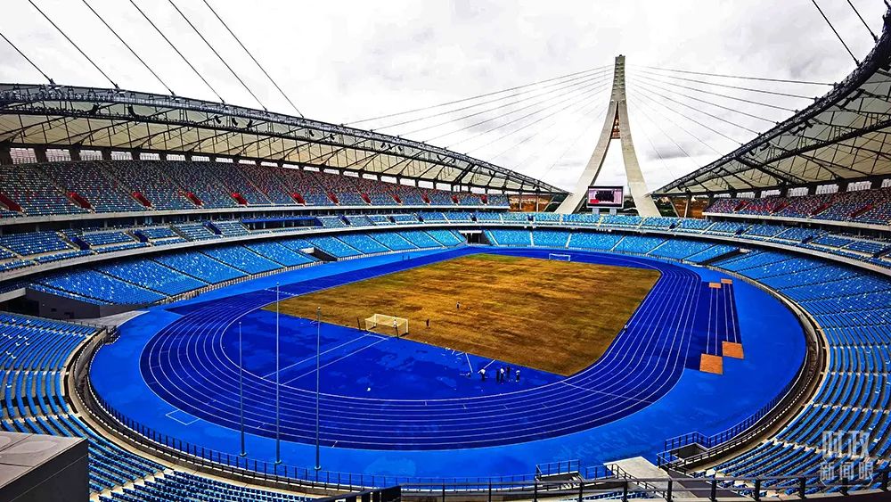 △2021年9月,中国政府援柬体育场项目完成交接。体育场整体呈帆船造型,象征中柬“友谊之船”。(图/视觉中国)