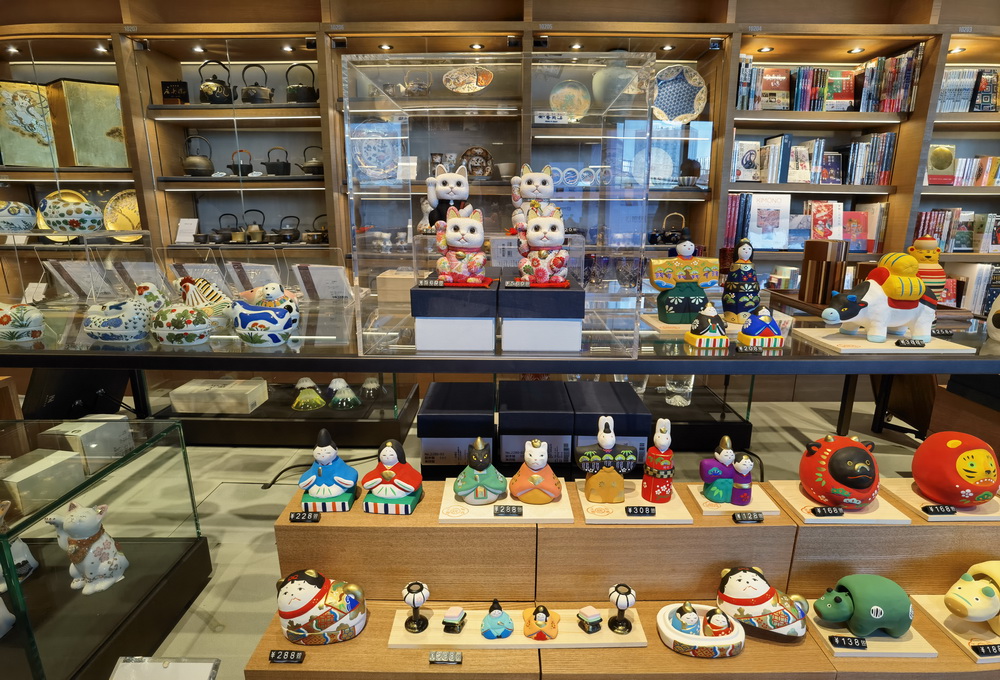 在日本文化区，日式餐具、器皿、摆件比书籍还受欢迎。
