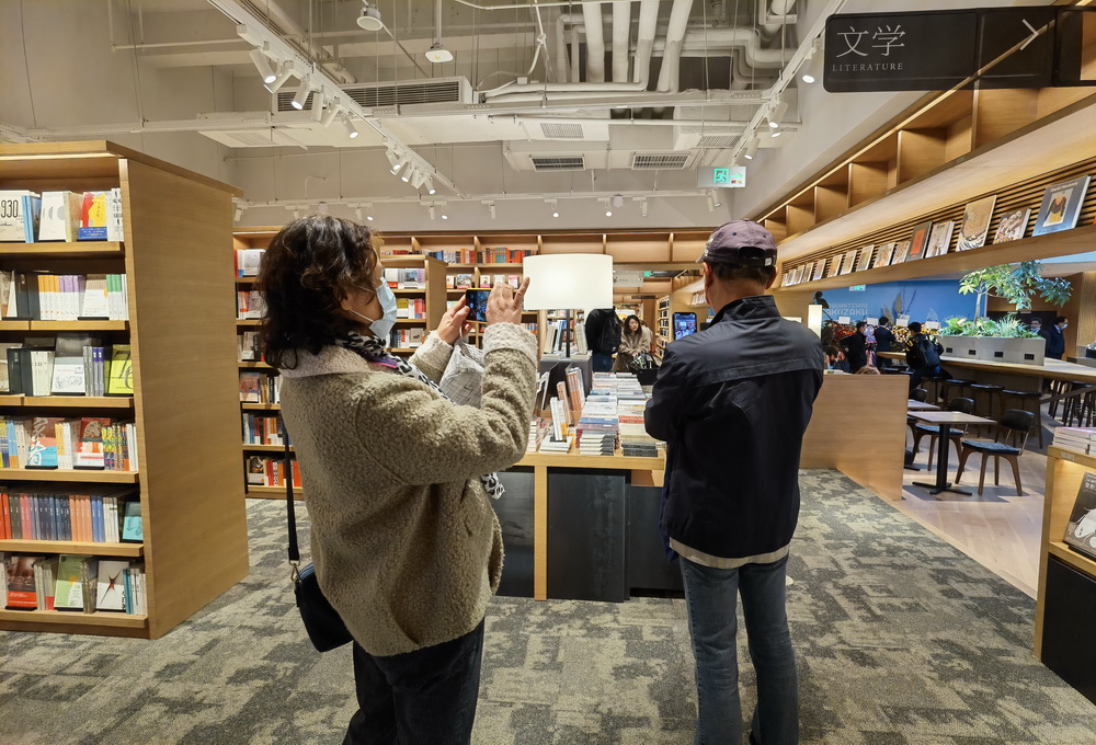 在日本文化区，日式餐具、器皿、摆件比书籍还受欢迎。