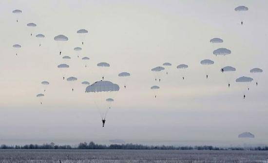 与白俄罗斯联合军演，两名俄罗斯空降兵跳伞时死亡